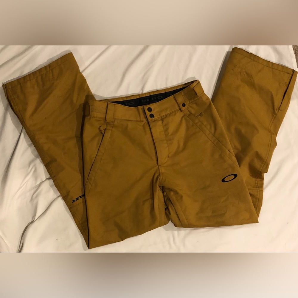 Oakley regular fit ski pants. Some wear inside of legs. Priced according…